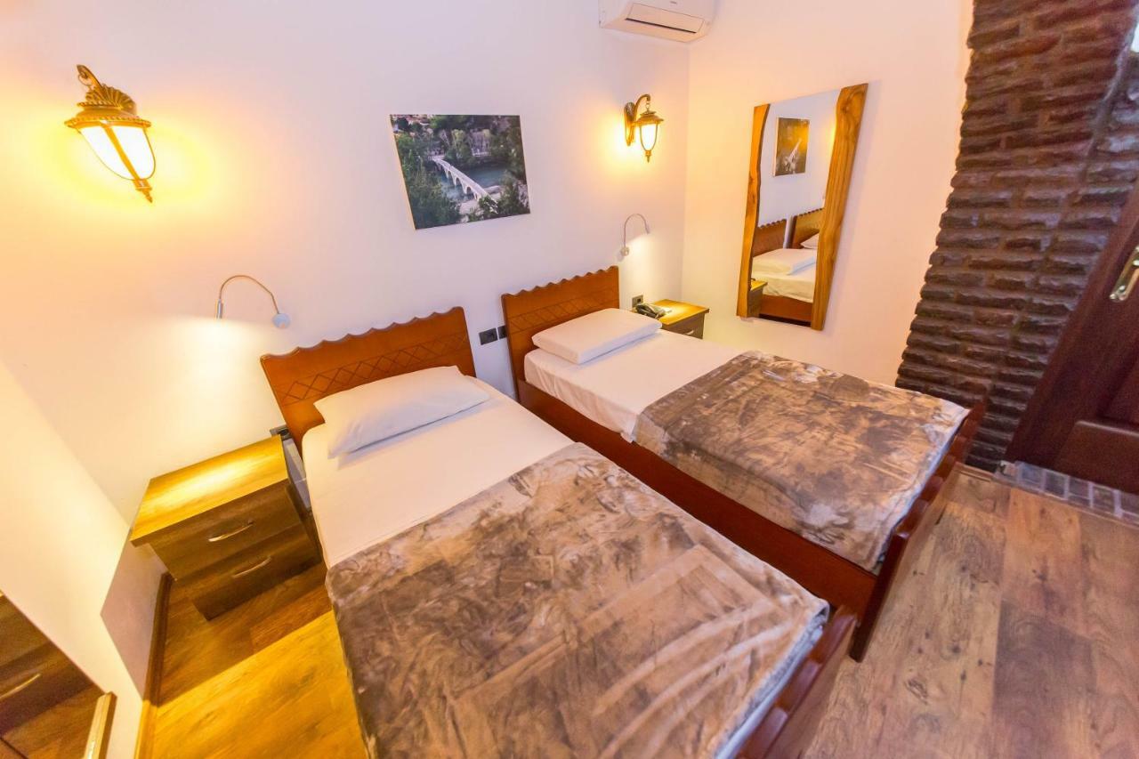 Heraklis Hotel Берат Екстериор снимка