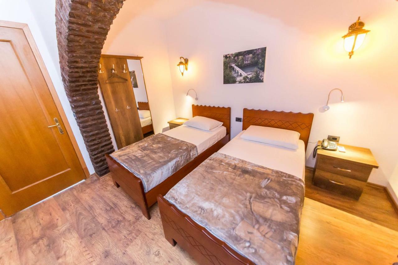 Heraklis Hotel Берат Екстериор снимка